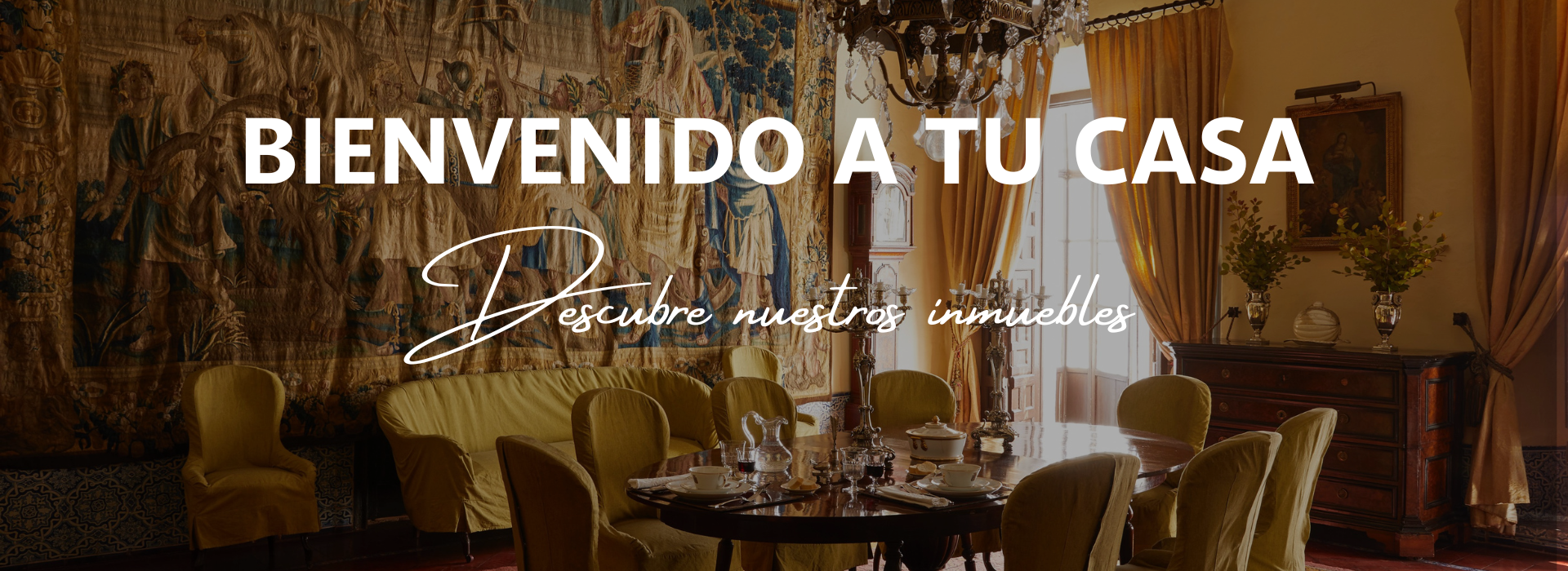 Comedor de lujo en una casa histórica con mobiliario clásico, tapices antiguos en las paredes y el texto 'Bienvenido a tu casa - Descubre nuestros inmuebles'.